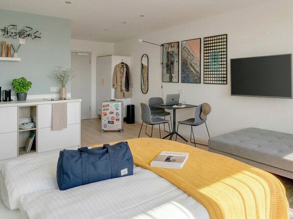 Suite L + seating area | Espacio para trabajar con laptop, wifi gratis y ropa de cama 