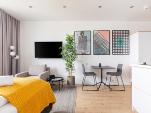 Estudi en suite | Sala d'estar | Televisor intel·ligent de 55 polzades amb canals digitals i televisor 