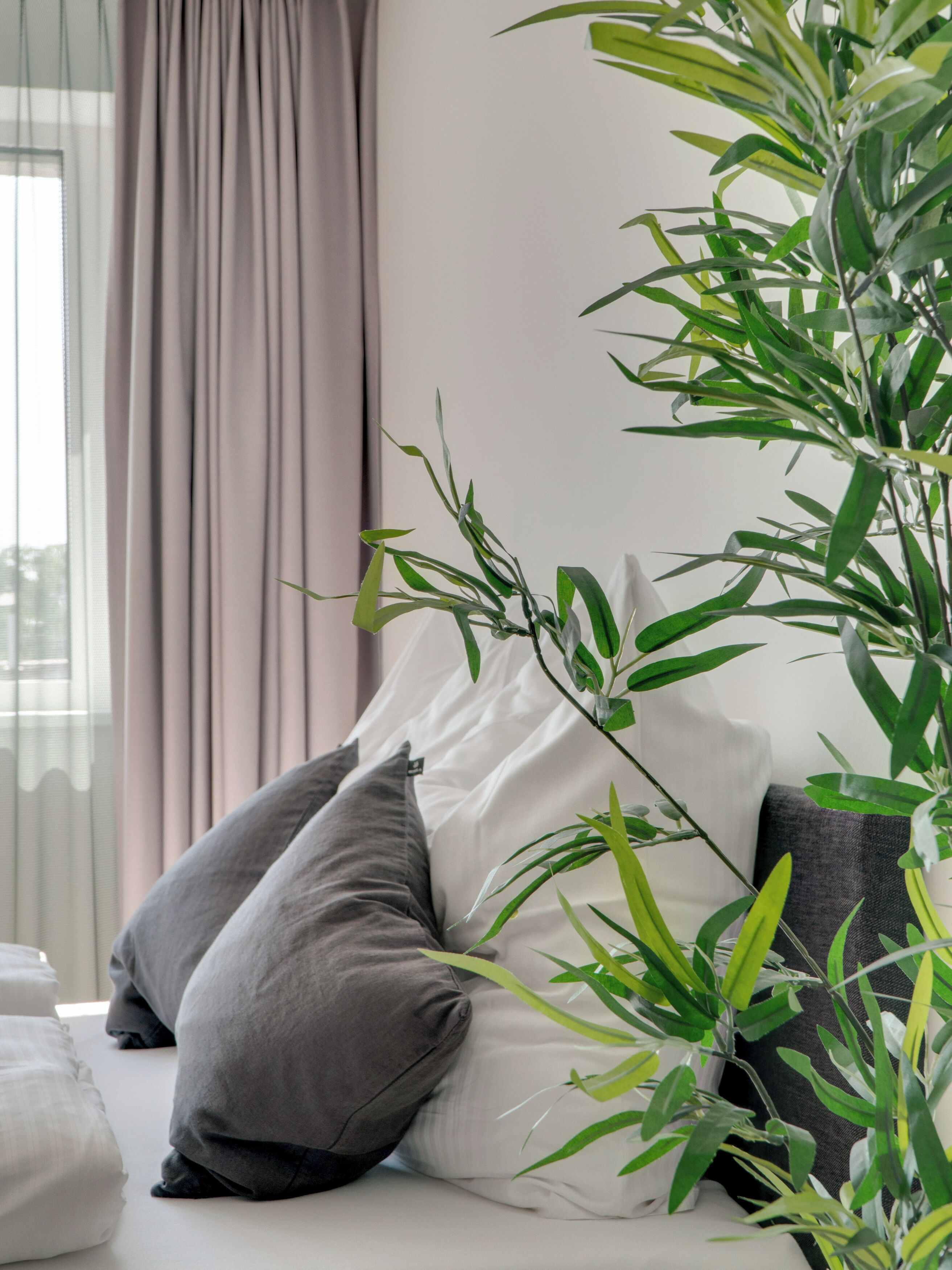 Suite L + seating area | Laptop workspace, free WiFi, bed sheets