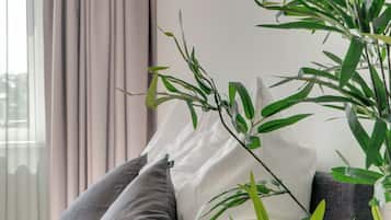 Suite L + seating area | Laptop workspace, free WiFi, bed sheets