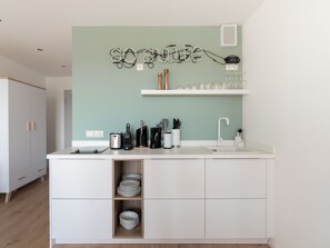 Refrigerador, cafetera/tetera, tetera/pava eléctrica