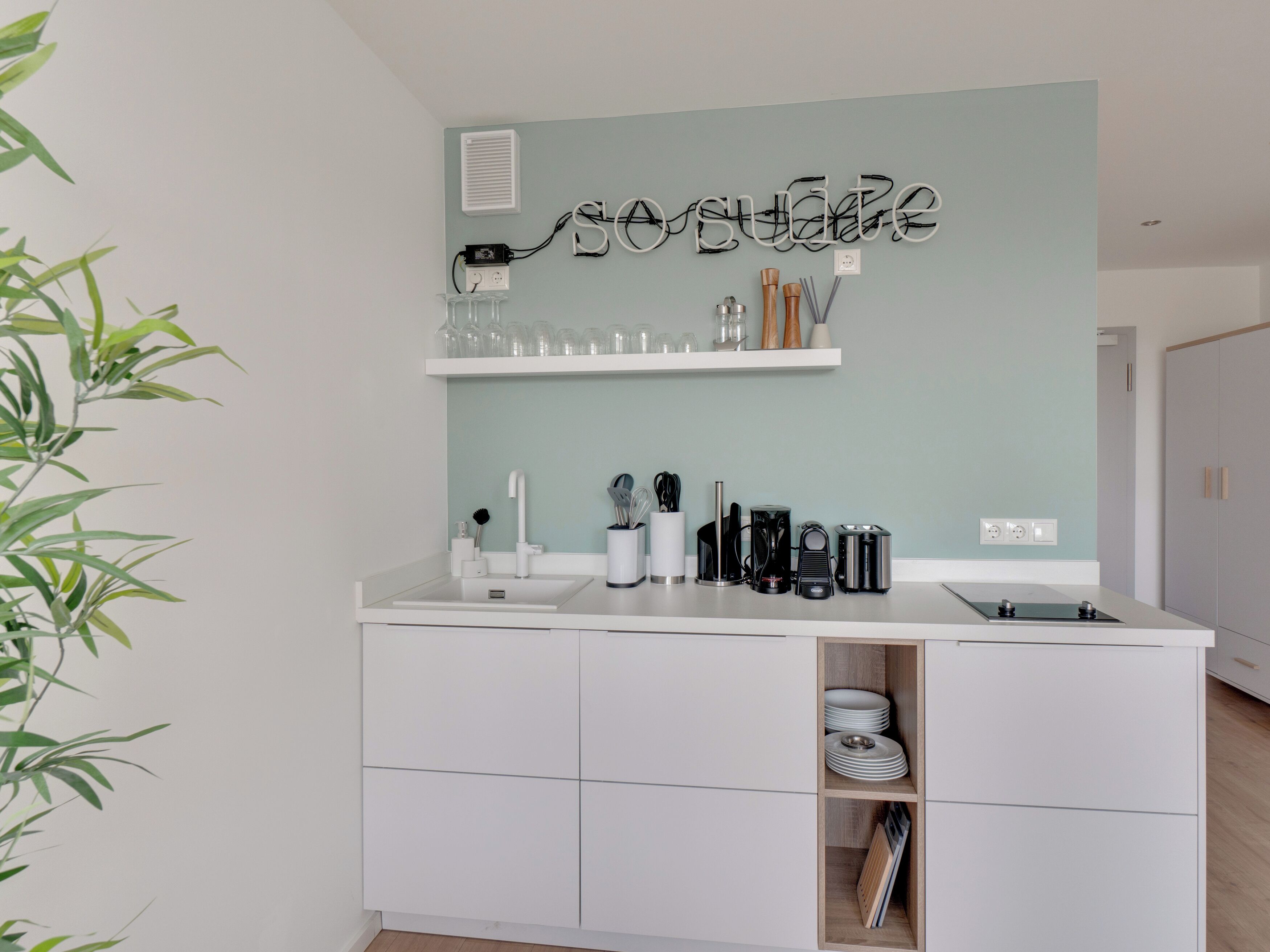 Suite L + seating area | Eigene Küche | Kühlschrank, Wasserkocher mit Kaffee-/Teezubehör, Wasserkocher