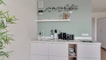 Suite L + seating area | Eigene Küche | Kühlschrank, Wasserkocher mit Kaffee-/Teezubehör, Wasserkocher