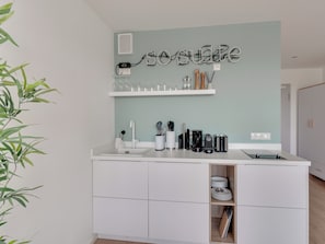 Suite L + seating area | Private kitchen | Fridge, coffee/tea maker, electric kettle - Limehome Darmstadt (Darmstadt)