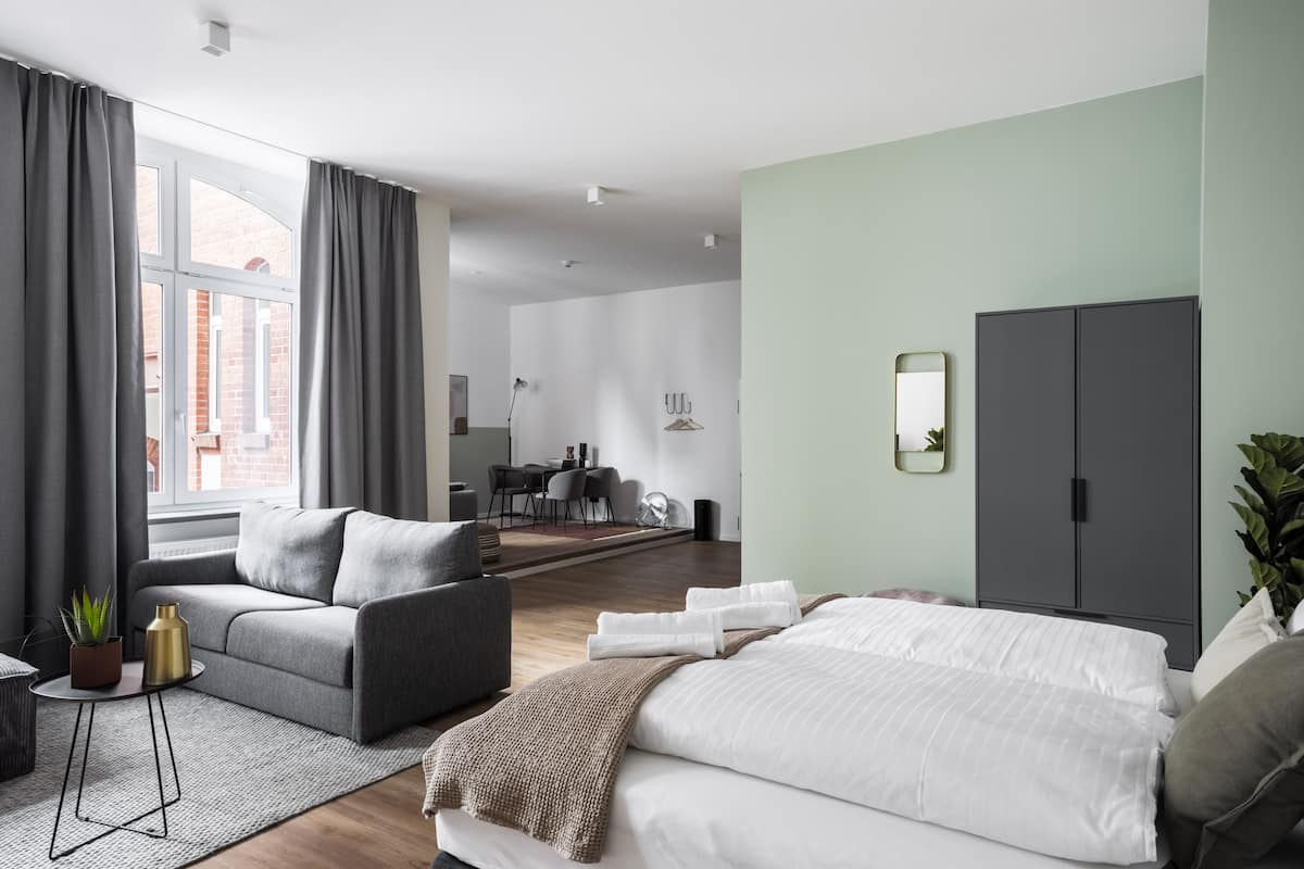 Suite XXL + sofa bed | Ameublement personnalisé, bureau