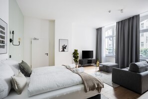 Suite XXL + sofa bed | Individually furnished, desk, laptop workspace, free WiFi - Limehome Erfurt Schmidtstedter Straße (Erfurt)