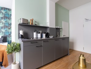 Single Suite S | Private kitchen | Stovetop, electric kettle - Limehome Erfurt Schmidtstedter Straße (Erfurt)