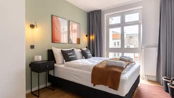 Two-Bedroom Duplex Suite | Con arredamento individuale, una scrivania, postazione laptop