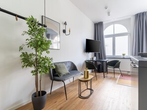 Single Suite S | Oppholdsområde | En 125-centimeters Flatskjerm-TV med digitale kanaler samt TV