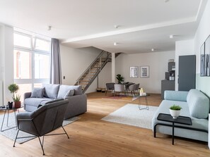 Two-Bedroom Duplex Suite | Living area | 125-cm flat-screen TV with digital channels, TV - Limehome Erfurt Schmidtstedter Straße (Erfurt)