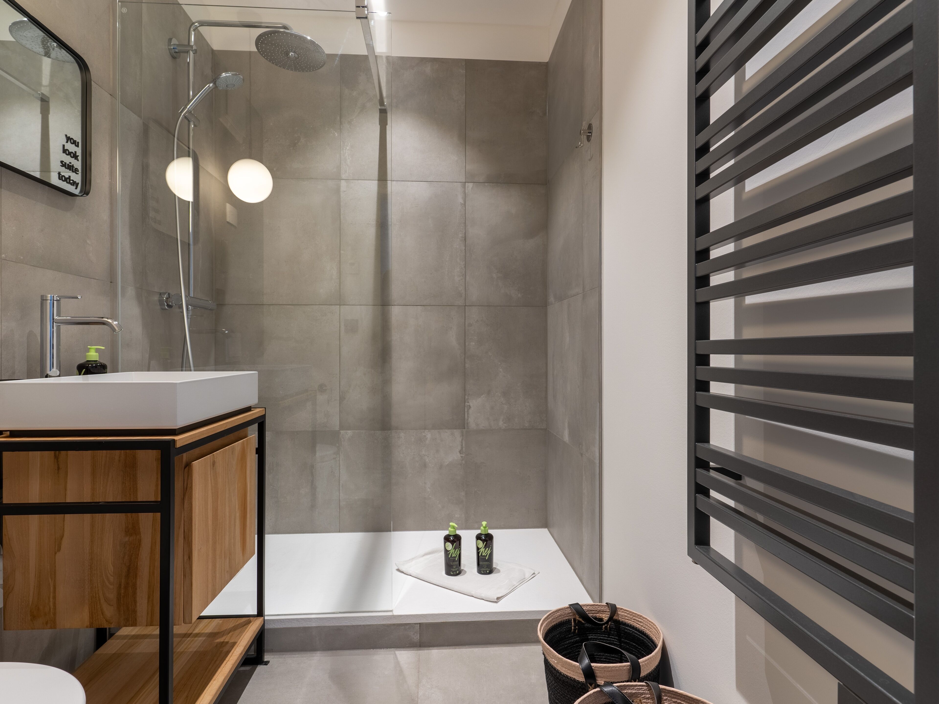 Single Suite S | Badeværelse | Bruser, gratis toiletartikler, hårtørrer, håndklæder