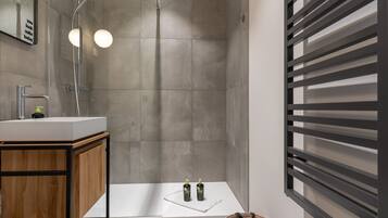 Single Suite S | Bathroom | Shower, free toiletries, hair dryer, towels