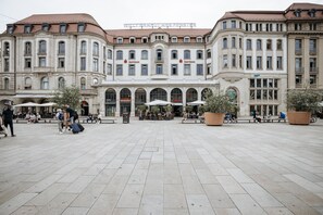 Ein großes, historisches Gebäude mit mehreren Stockwerken und Bogenfenstern, mit der Beschilderung 'Sparkasse' und 'Willy Brandt Ansbacher'.