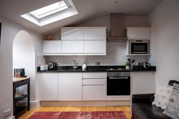 Réfrigérateur, four à micro-ondes, un four, surface de cuisson