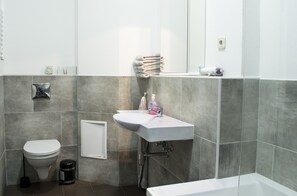 Badewanne, Haartrockner, Handtücher, Seife