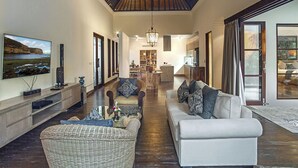 Avalon III | In-room safe, desk, iron/ironing board (on request), WiFi (free) - Villa Avalon (Canggu)