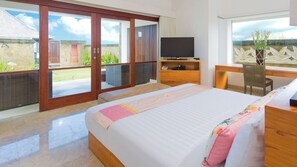 6 bedrooms, individually decorated, individually furnished, desk