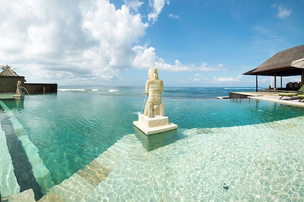 Bayu Gita Beach Front | 6 bedrooms, individually decorated, individually furnished, desk