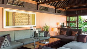 Villa (Bayu Gita Residence) | Individuell dekoriert, individuell eingerichtet, Schreibtisch