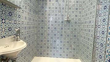 Departamento familiar | Baño | Amenidades de baño gratuitas, secadora de cabello, toallas, jabón