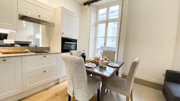 Design Apartment | Living area | 42-inch flat-screen TV with cable channels, TV