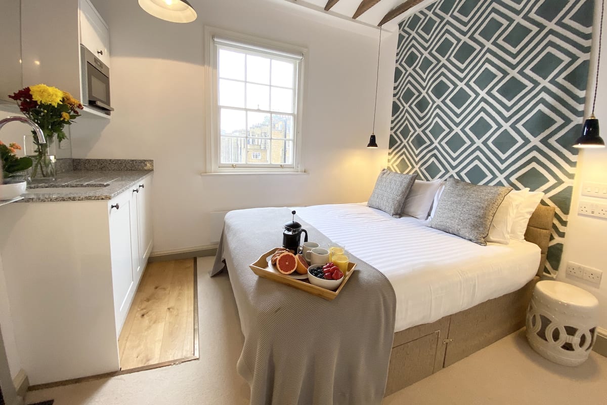 Signature Apartment | 1 bedroom, Tempur-Pedic beds, in-room safe, desk