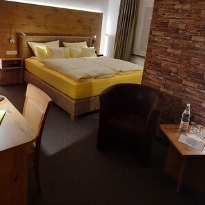 Comfort kamer, balkon | Een kluis op de kamer, een bureau, gratis wifi, beddengoed