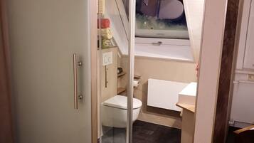Comfort kamer, balkon | Badkamer | Een douche, een haardroger, handdoeken