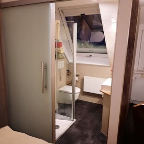 Habitación Confort, balcón | Baño | Ducha, secador de pelo y toallas
