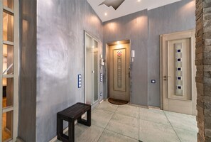 المنشأة من الداخل