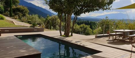 Een buitenzwembad en een verwarmd zwembad