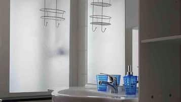 Secadora de cabello, toallas, jabón, papel de baño