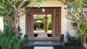 Bendega Rato | Individually decorated, individually furnished, desk, laptop workspace - Bendega Villas (Canggu)