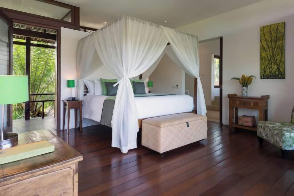 5 bedrooms, individually decorated, individually furnished, desk