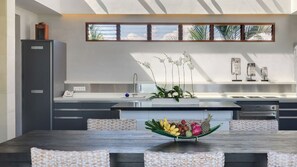 Bendega Rato | Private kitchen | Full-sized fridge, microwave, oven, stovetop - Bendega Villas (Canggu)