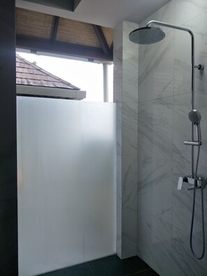 Shower, free toiletries, hair dryer, slippers - Villa Maharani (Jimbaran)