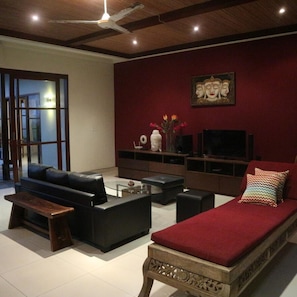 Villa, 2 Schlafzimmer, eigener Pool | Wohnzimmer | LED-Fernseher