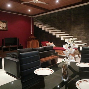 Villa, 2 Schlafzimmer, eigener Pool | Wohnbereich | LED-Fernseher