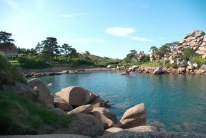 A natural landscape with a clear water body surrounded by large rocks and trees. - Arty, self-contained accomodation on "la cote de granit rose" 800m from the Breton sea (louannec)