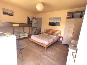 A bedroom with a bunk bed, a desk, and a wardrobe. - Arty, self-contained accomodation on "la cote de granit rose" 800m from the Breton sea (louannec)