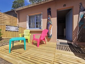 Terrace/patio - Arty, self-contained accomodation on "la cote de granit rose" 800m from the Breton sea (louannec)
