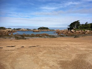 A beach with large rocks and calm water. - Arty, self-contained accomodation on "la cote de granit rose" 800m from the Breton sea (louannec)