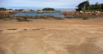 Arty, self-contained accomodation on "la cote de granit rose" 800m from the Breton sea