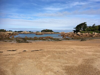 Arty, self-contained accomodation on "la cote de granit rose" 800m from the Breton sea