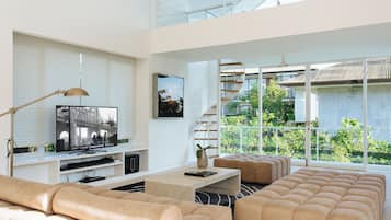 Vila (Canggu South) | Cofres nos quartos, individualmente decorados
