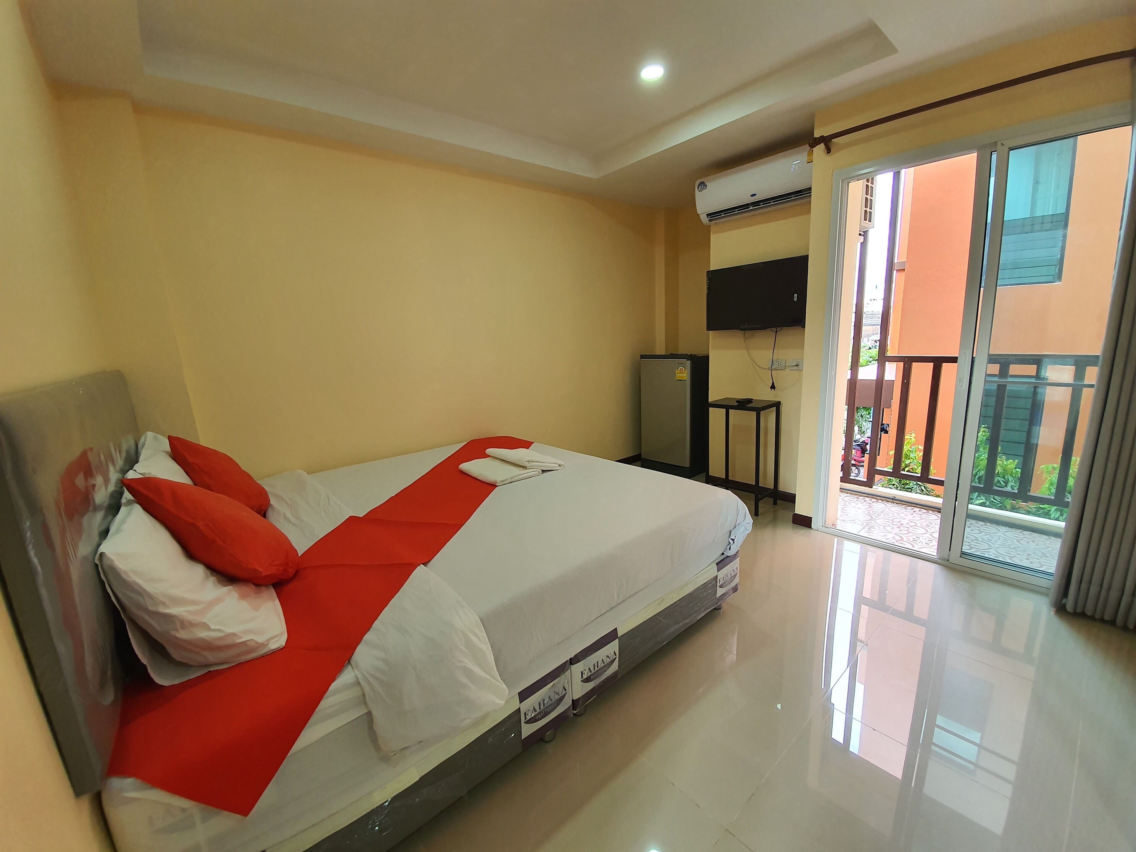 Minibar, escritorio, wifi gratis y ropa de cama