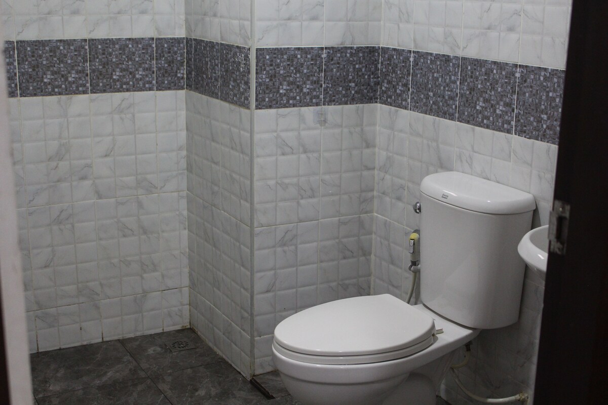 Bathroom | Shower, free toiletries, bidet, towels