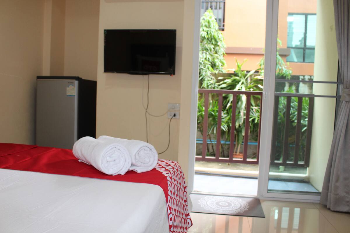 Minibar, desk, WiFi (free), bed sheets