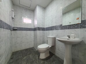 スーペリア ダブルルーム | バスルーム | シャワー、バスアメニティ (無料)、ビデ、タオル