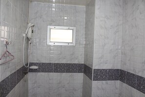 Superior Double Room | Bathroom | Shower, free toiletries, bidet, towels - Awa Don Muang (Bangkok)